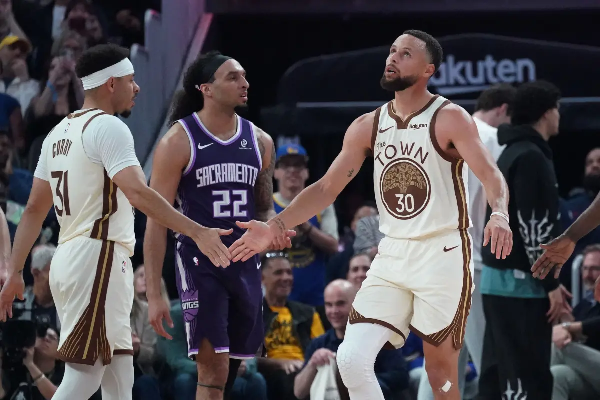 ▲這一場比賽柯瑞兄弟也寫下生涯里程碑，兩人聯手得到「32000分」，在NBA歷史兄弟檔中高居第3。（圖／美聯社／達志影像）