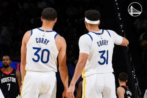 ▲柯瑞兄弟（Stephen Curry & Seth Curry）攜手出賽，兩人合計砍下31分。（圖／取自金州勇士 X）