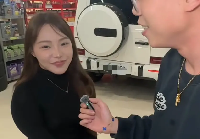 ▲吊車大王胡漢龑的其中一名女兒（左）近日公開露臉，超正外型因此爆紅。而胡漢龑過去曾開出3大找女婿條件，希望對方是對女兒好、脾氣不暴躁、不菸酒的人。（圖／阿慈車庫IG@tzu_888）