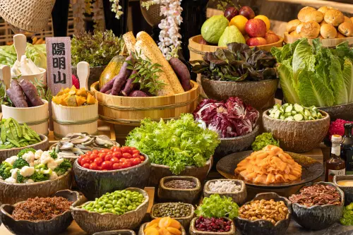 ▲三燔北投則設有和風鮮食自助吧，提供小農時蔬、冷盤等由顧客自由取用。（圖／晶華酒店提供）