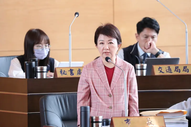 ▲柯文哲掃街遭噴辣椒水，兇手竟是第六分局長周俊銘，台中市長盧秀燕為此大動作拔官。（圖／台中市政府提供）