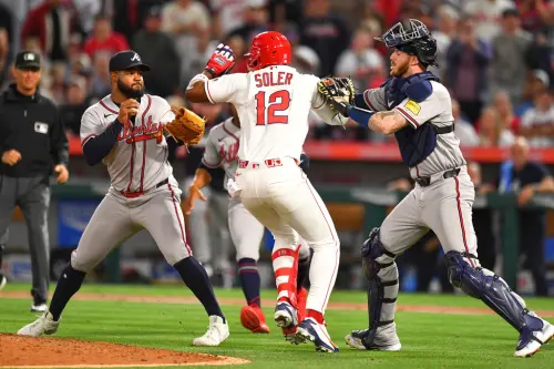 MLB本季最大衝突！勇士天使板凳清空大亂鬥　神鱒「1舉動」神救援