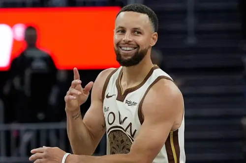 ▲柯瑞今日替補出賽25分鐘，全場12投5中得到17分，但他在第三節與球隊一同陷入失誤泥淖。（圖／美聯社／達志影像）