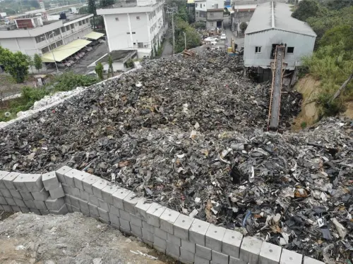 毀地牟暴利！苗栗黑心集團非法堆1500噸廢塑膠　3人遭求重刑