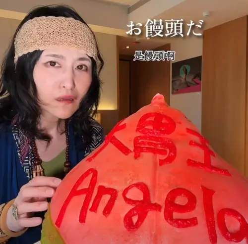 ▲安潔拉看見這顆巨型壽桃之後，一度以為是有節目策畫的整人節目。（圖／IG@angela_satou）