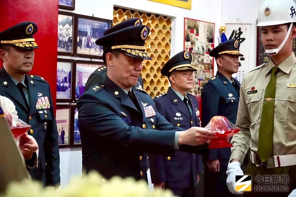 ▲指揮官楊承華與退伍傘兵協會理事長曹大誠共同主祭，向殉職傘兵致上最高敬意。（圖／記者莊全成攝，2026.04.08）