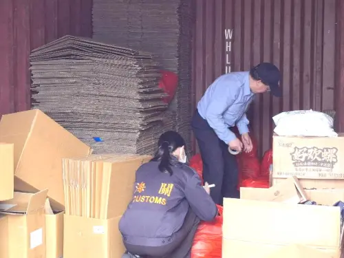 ▲財政部關務署高雄關高雄機場分關離島派出課，會同法務部調查局福建省調查處及金門縣警察局人員，在金門縣金城鎮一處倉庫，查獲大陸香菇及食品。(圖／關務署高雄關提供)