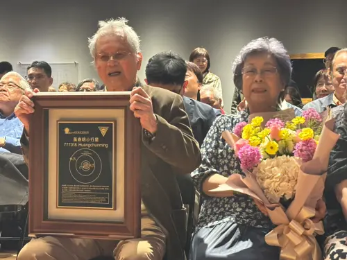 ▲黃春明（左）偕同妻子林美音（右）出席並接下小行星命名銘牌。（圖／記者張志浩攝）