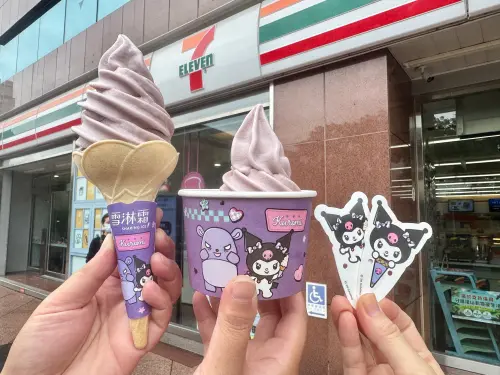 ▲7-11霜淇淋本月推出「藍莓起司」口味，原料使用奧地利產藍莓再結合丹麥的切達起司，口感柔和酸甜。（圖／記者鍾怡婷攝）