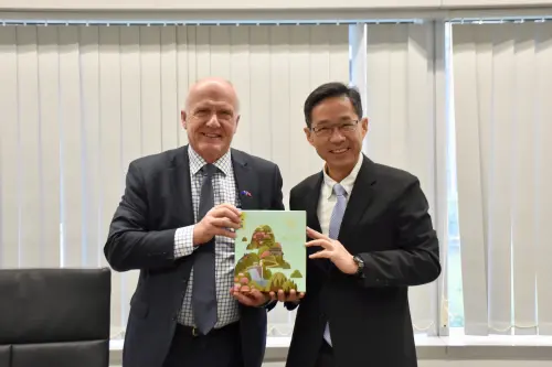 ▲澳洲塔斯馬尼亞州財政廳長阿貝茨率團拜會台中市經發局，因經發局長張峯源接待，（圖／市府提供）