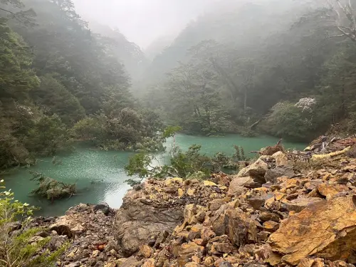 南投合歡溪上游邊坡崩塌！新生堰塞湖躲雲霧中　暫時難見全貌