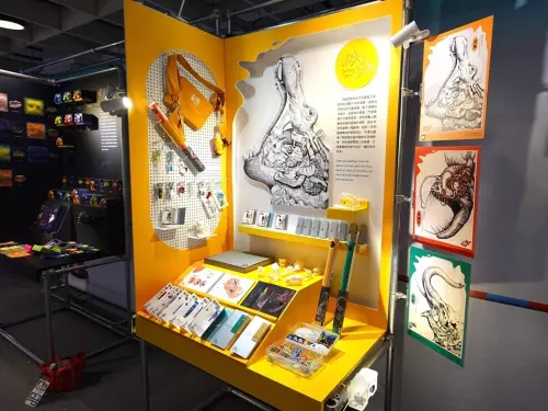 ▲作品「咬牙切齒」則將硬核的12種動物牙齒演化知識，轉譯為年輕人喜愛的潮流飾品與書籍。（圖／樹德科大提供）