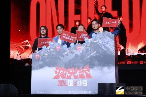 ▲滅火器樂團今年喜事連連，鄭宇辰（左2）剛當爸了，樂團又申請到小巨蛋檔期，全團都很開心。左1為皮皮，右起為大正、柯光。（圖／記者嚴俊強攝影）