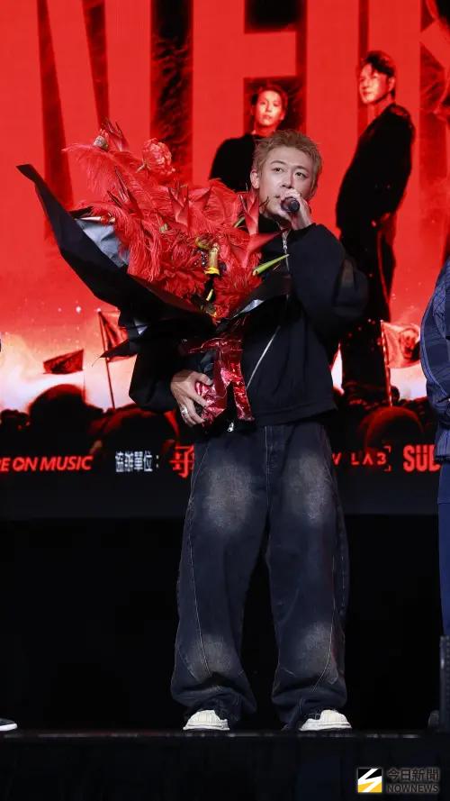 ▲滅火器登小巨蛋記者會，好友團玖壹壹健志（如圖）特別現身記者會祝福。（圖／記者嚴俊強攝影）