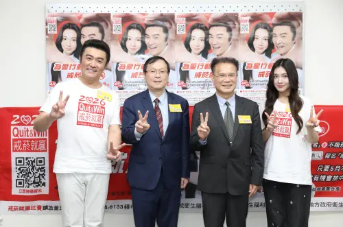 ▲藝人李㼈（左一）、衛生福利部次長莊仁祥（左二）、法務部政務次長黃謀信（右二）、李㼈女兒李紫嫣（右一）。（圖／法務部提供）