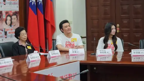 ▲李㼈（中）、李紫嫣（右）父女為了「2026收容人戒菸就贏比賽」來到法務部推廣。左為董氏基金會董事長張博雅。（圖／記者劉松霖攝）