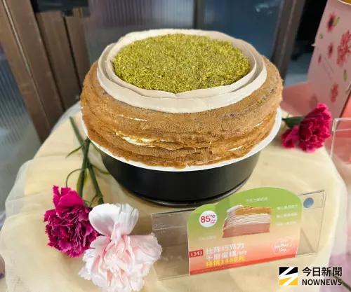 ▲85℃今年推出六款主題蛋糕，近期爆紅的「杜拜巧克力千層蛋糕」最受矚目。（圖／記者金武鳳攝，2026.4.8)