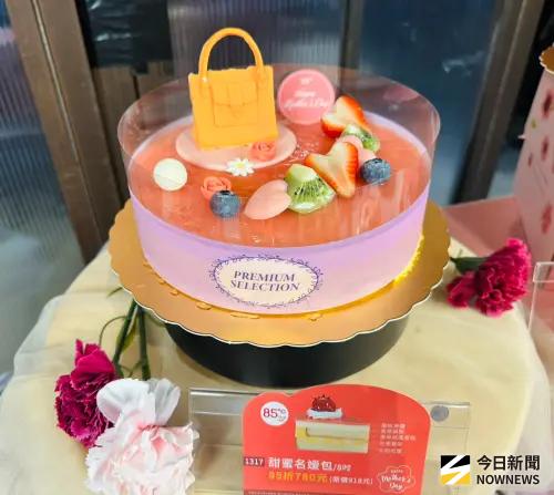 ▲「甜蜜名媛包」主題蛋糕，以精品包造型設計，粉嫩時尚吸睛。（圖／記者金武鳳攝，2026.4.8)