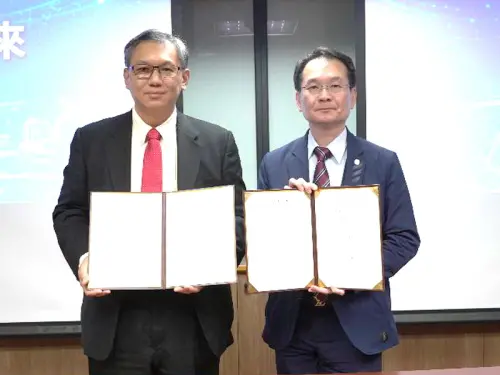 ▲台灣國際造船公司與高雄科技大學續簽為期5年的產學合作意向書(MOU)，是由台灣國際造船公司董事長陳政宏(左)與高雄科技大學校長吳忠信(右)代表簽署。(圖／台灣國際造船公司提供)