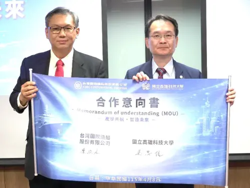 ▲台灣國際造船公司董事長陳政宏(左)與高雄科技大學校長吳忠信(右)代表簽署為期5年的產學合作意向書。(圖／台灣國際造船公司提供)