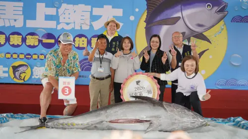 ▲佳珍海產餐廳與澎坊公司聯手標下第一鮪，以每公斤1萬0600元創下歷年新高價。（圖／東港區漁會提供）