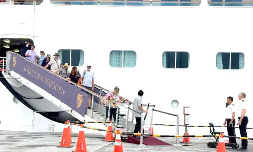 ▲璽寶郵輪公司旗下的璽寶旅行者號郵輪載著421位以歐美籍為主的旅客，駛抵花蓮港，旅客下船觀光旅遊的情形，期促進花蓮地區經濟發展。(圖／台灣港務公司提供)