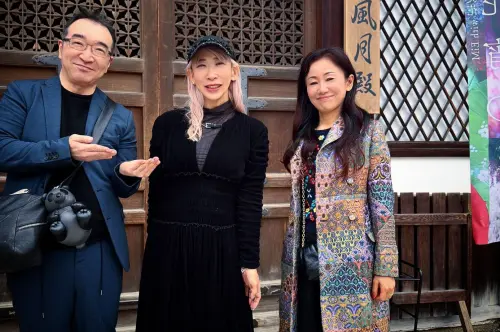 ▲日本知名攝影師蜷川實花（中）日前在社群曬出照片，近年很少露面的冨樫義博（左）、武內直子（右）前往觀賞她的展覽。（圖／IG@ninagawamika ）