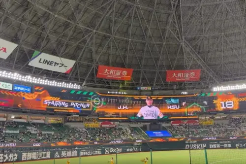 ▲今日賽前，瑞穗PayPay巨蛋啟用了環繞球場、極具震撼力的超長環形螢幕，為徐若熙進行主場首戰的球員介紹。（圖／翻攝自justinhsiao0304 Threads影片）