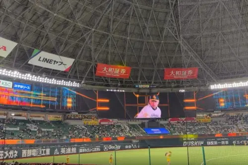 ▲今日賽前，瑞穗PayPay巨蛋啟用了環繞球場、極具震撼力的超長環形螢幕，為徐若熙進行主場首戰的球員介紹。（圖／翻攝自justinhsiao0304 Threads影片）