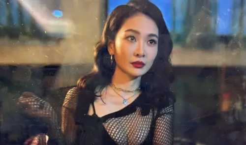 ▲李亦捷在《乩身》中飾演酒店小姐兼性工作者「美娜」，與男主角柯震東有親密床戲。（圖／翻攝自Netflix）