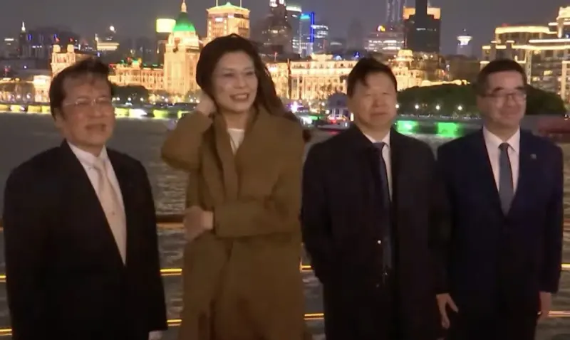    ▲鄭麗文與宋濤在甲板一覽上海標誌性的璀璨夜景，包含金融重鎮陸家嘴及地標建築東方明珠塔。（圖／翻攝畫面）  