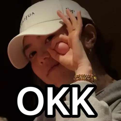 ▲鄧紫棋在臉上比OK的手勢，還在下方押上「OKK」的字母，洩露開唱前夕的心情。（圖／G.E.M.鄧紫棋IG@gem0816）