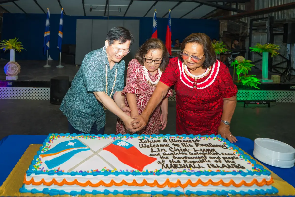 ▲林佳龍與馬紹爾總統海妮共同切下象徵友誼的蛋糕，慶祝兩國歷久彌堅的友誼。（圖／林佳龍臉書）