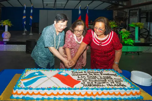 林佳龍訪馬紹爾！賀海妮總統生日　共切蛋糕慶台馬邦誼