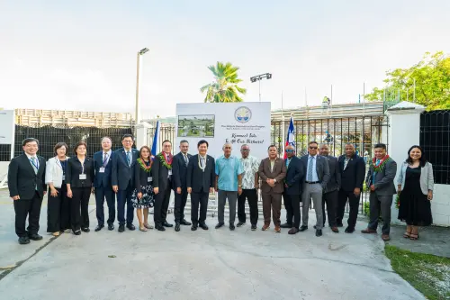 ▲林佳龍在國會議長瓦西陪同下前往工地視察，關切工程進度並期待國會大樓如期完工。（圖／林佳龍臉書）