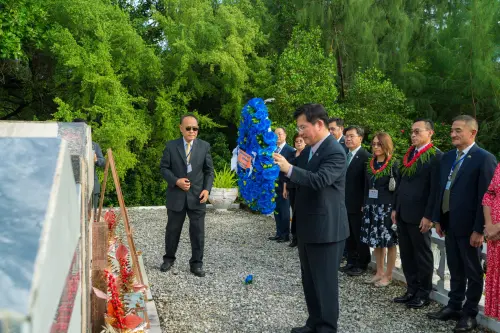 ▲林佳龍訪問馬紹爾群島共和國，前往馬紹爾國父卡布亞故居謁陵表達敬意。（圖／林佳龍臉書）