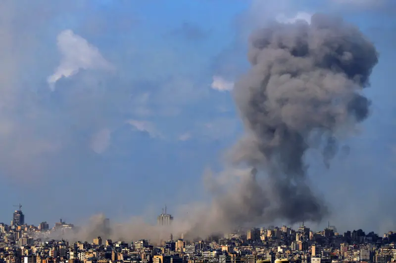 ▲巴基斯坦總理謝利夫（Shehbaz Sharif）9日晚間表示，強烈譴責以色列對於黎巴嫩的持續侵略，呼籲立即停止對黎巴嫩及其人民的襲擊。圖為黎巴嫩貝魯特上空冒出滾滾濃煙。（圖／美聯社／達志影像）