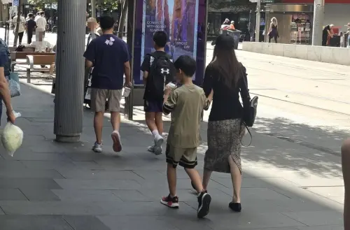 ▲侯佩岑一家四口走在雪梨街頭的背影被粉絲拍下。（圖／芒果撈小萌主微博）