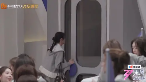 ▲江語晨一結束自己的小考就拿著包包離開節目現場。（圖／微博＠芒果撈小黃）