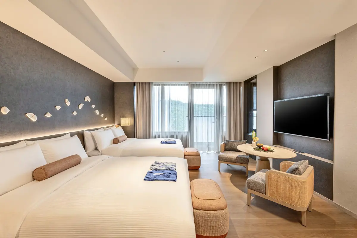 ▲北投晶泉丰旅周年慶，推出線上旅展，主打「泉韻陽台家庭客房住宿券」每張7999元，最多可四人入住，不含早餐。（圖／北投晶泉丰旅提供）