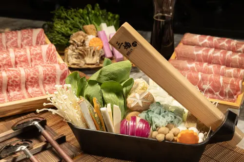 ▲北投晶泉丰旅「三燔北投」推出平日午餐壽喜燒共鍋放題餐券，四人3299元，下殺6.9折優惠。（圖／北投晶泉丰旅提供）