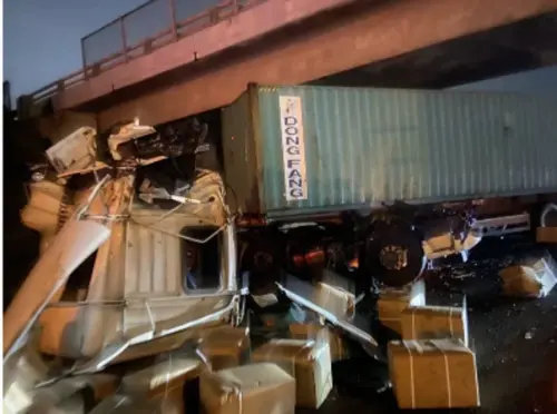 國道岡山路段驚悚連撞！聯結車慘遭「斷頭」報銷　駕駛傷重不治