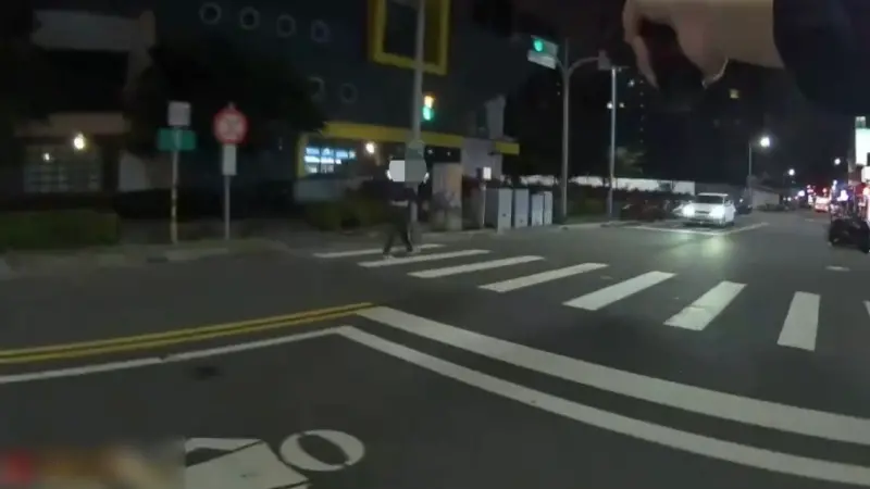 搶劫不成！新北笨賊「被運將反鎖小黃」急逃　下秒竟對警掏刀狂揮