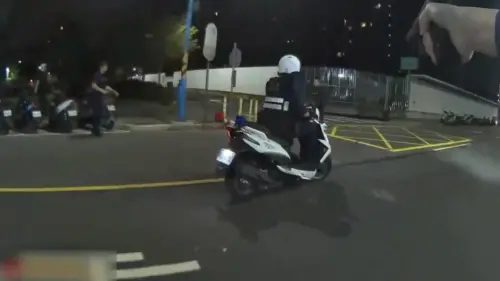 ▲48歲的劉姓男子踹門逃逸後，和員警發生對峙並持刀朝其揮砍。（圖／警方提供）