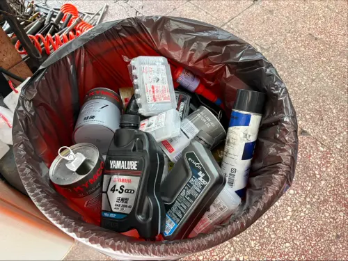 ▲機車行老闆透露，機油以及輪胎等有關汽油產出的商品現在已經通通喊漲，機油漲幅大約5%，目前還是自行吸收成本的狀態。（圖/記者張嘉哲攝）