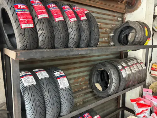 ▲機車行老闆透露，輪胎目前每個漲價20元至40元不等；而汽車美容業者則透露，目前輪胎尚未漲價，可能4月底會有10%的調幅。（圖/記者張嘉哲攝）