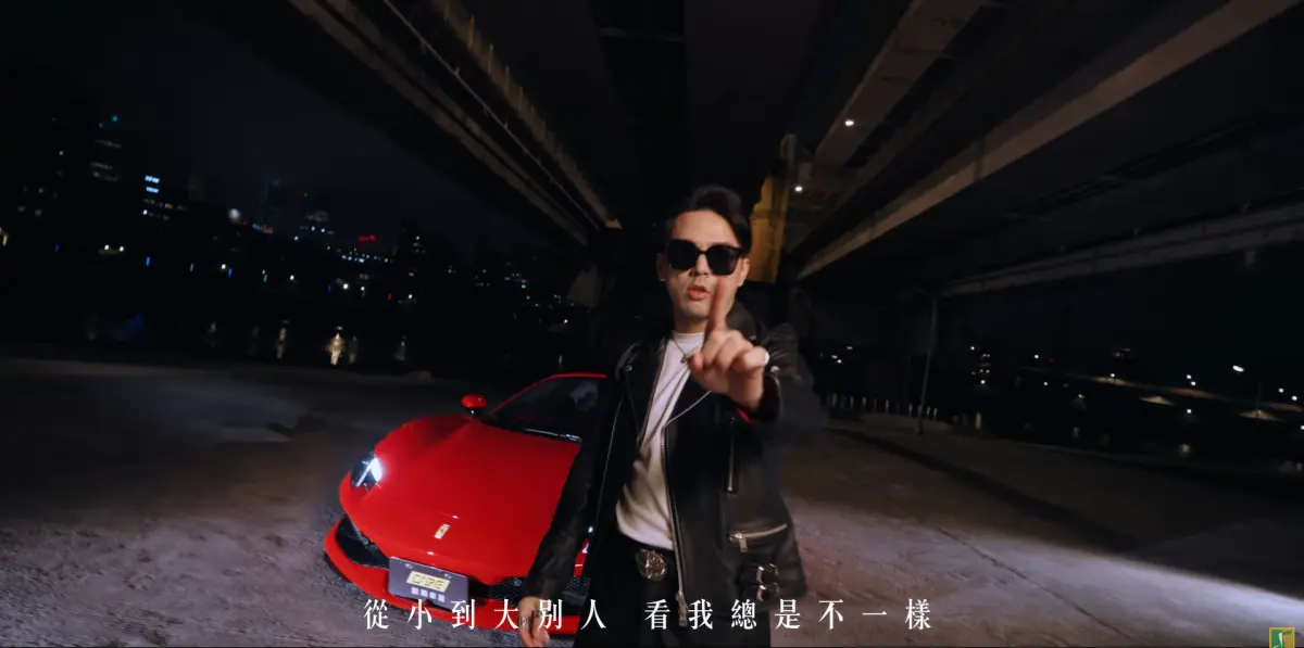 ▲養樂多三代李昀融2025年拍攝MV「我絕不認輸」，造型師不滿開拍前相約採買、試裝共16小時卻被李昀融認定不算工時，形同讓她做白工，向法院提告獲賠4萬多元。（圖／翻攝Youtube）