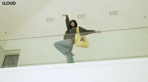 ▲Lisa韓國的豪宅內部空間非常大，從2樓走廊可以直接看到1樓大廳。（圖／LLOUD Official YouTube）