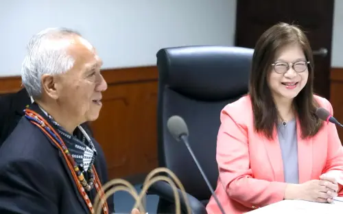 ▲海洋委員會主任委員管碧玲(右)與玻里尼西亞航海協會航海總監Lehua Kamalu(左)，雙方就傳統航海文化、海洋保育及未來合作等方向，進行深度交流。(圖／海洋委員會提供)