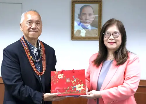 ▲海洋委員會主任委員管碧玲(右)與玻里尼西亞航海協會航海總監Lehua Kamalu(左)，雙方互送紀念品。(圖／海洋委員會提供)